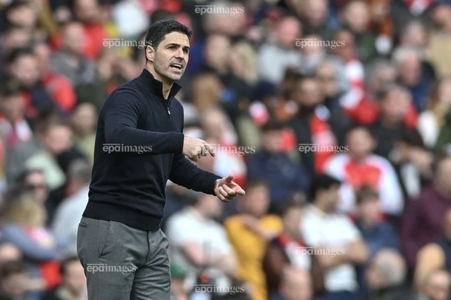 HLV Arteta lo lắng cho các học trò sau cú ngã ngựa đau đớn ngay trên sân nhà. Ảnh: EPA. cau-thu-arsenal-bi-dam-manh-vao-mat (2).jpg