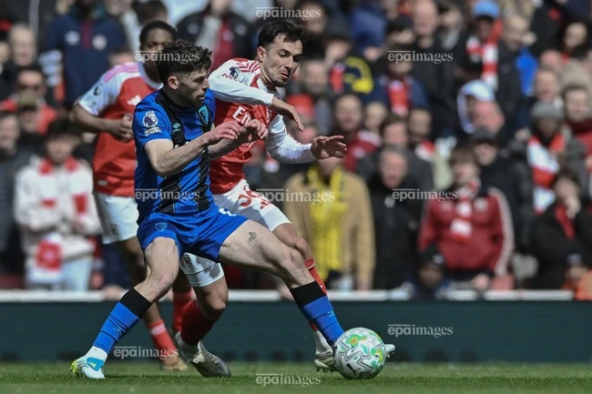 Arsenal vẫn còn 2 đấu trường lớn để giành cúp. Ảnh: EPA. cau-thu-arsenal-bi-dam-manh-vao-mat (3).jpg