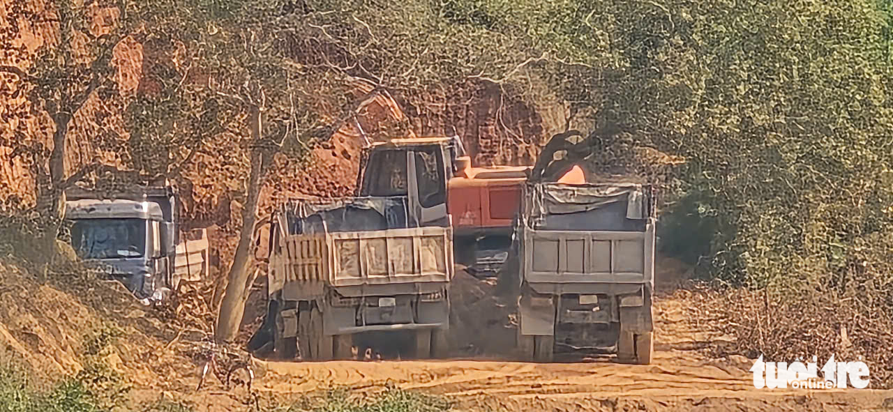 Công an tỉnh Đắk Lắk điều tra vụ lợi dụng cải tạo ruộng để múc đất đem bán - Ảnh 3.