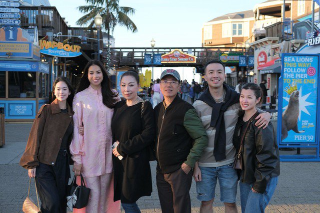 Nàng hậu sinh năm 1991 chụp ảnh cùng gia đình NTK Linh San.