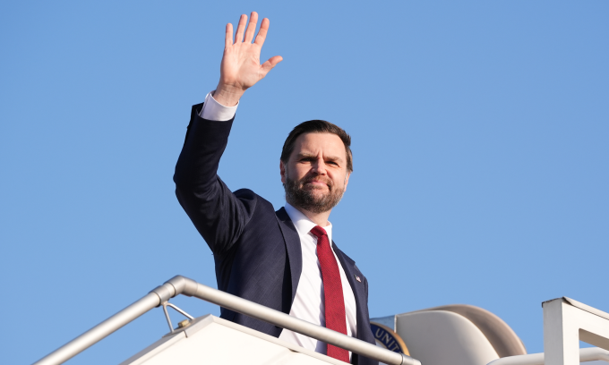 Phó tổng thống Mỹ JD Vance lên máy bay sau cuộc đàm phán với Iran ở Islamabsad, Pakistan hôm 12/4. Ảnh: AP