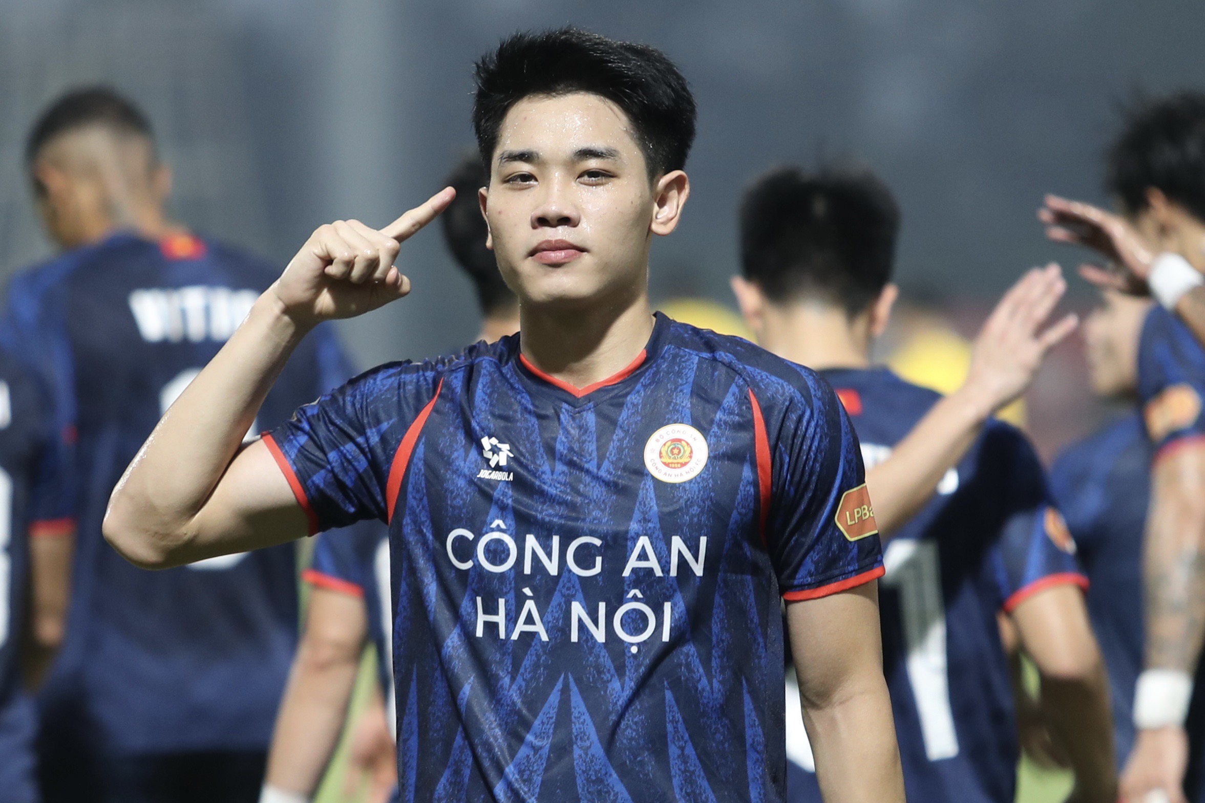 Công An Hà Nội hòa đội cuối bảng trong ngày Đình Bắc ghi bàn 2 Công An Hà Nội - Ảnh 2.