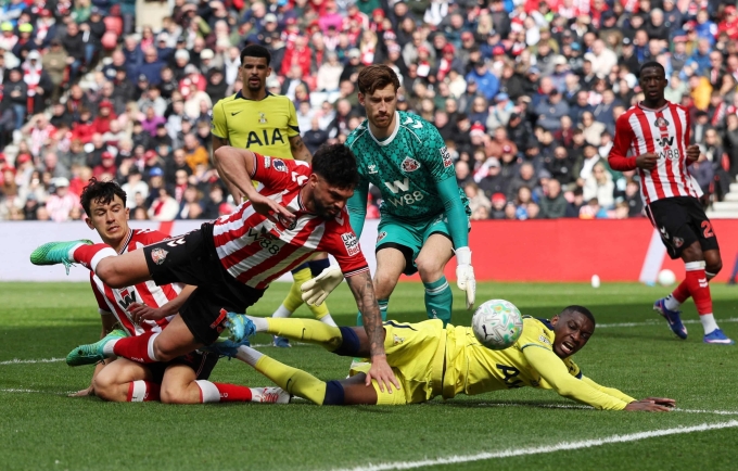 Tình huống Kolo Muani ngã trong cấm địa nhưng VAR từ chối phạt đền. Ảnh: Reuters