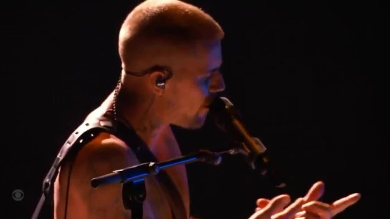 Justin Bieber cởi trần hát bài 'Yukon' tại Grammy 2026