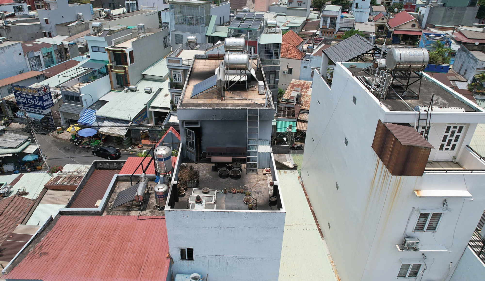 Vụ cháy nhà trọ khiến 2 người tử vong ở TP.HCM: Khoảnh khắc sinh tử bé gái được thả từ tầng cao xuống dưới- Ảnh 3. Vụ cháy nhà trọ khiến 2 người tử vong ở TP.HCM: Khoảnh khắc sinh tử bé gái được thả từ tầng cao xuống dưới- Ảnh 3.