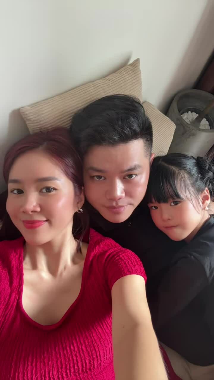 Vợ chồng Lê Phương cùng con gái quay video vui