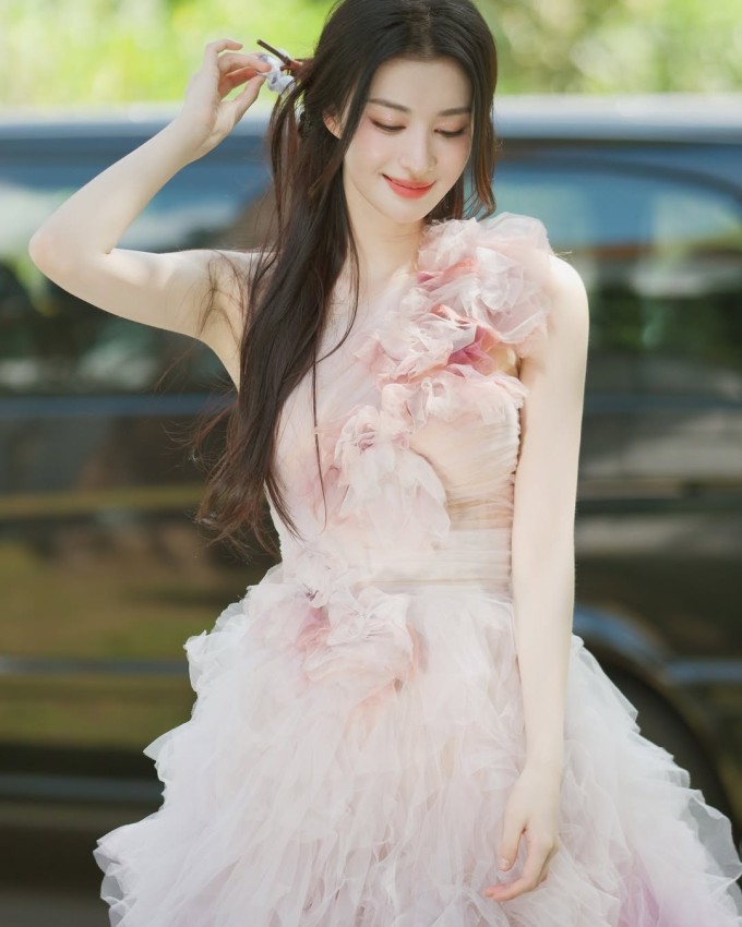 Vương Sở Nhiên được gọi là 'tiểu Lưu Diệc Phi'. Ảnh: Sina