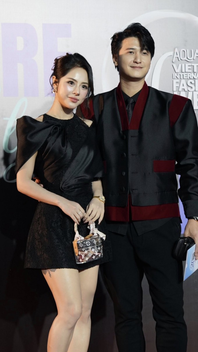 Vợ chồng Bạch Lan Phương sánh đôi tại một sự kiện.