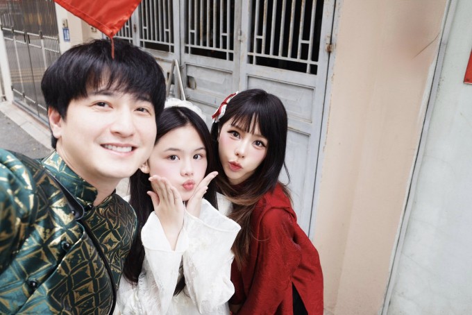 Huỳnh Anh bên Bạch Lan Phương và con gái của cô.