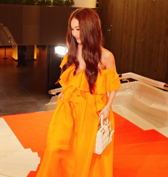 Gu mặc trẻ như gái 20 của Ôn Bích Hà 3 Gu mặc trẻ như gái 20 của Ôn Bích Hà - 2