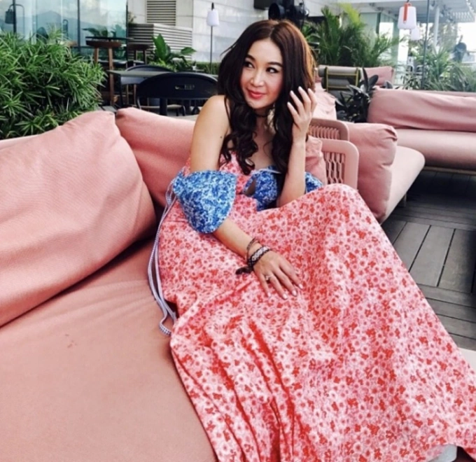 Gu mặc trẻ như gái 20 của Ôn Bích Hà 9 Gu mặc trẻ như gái 20 của Ôn Bích Hà - 8