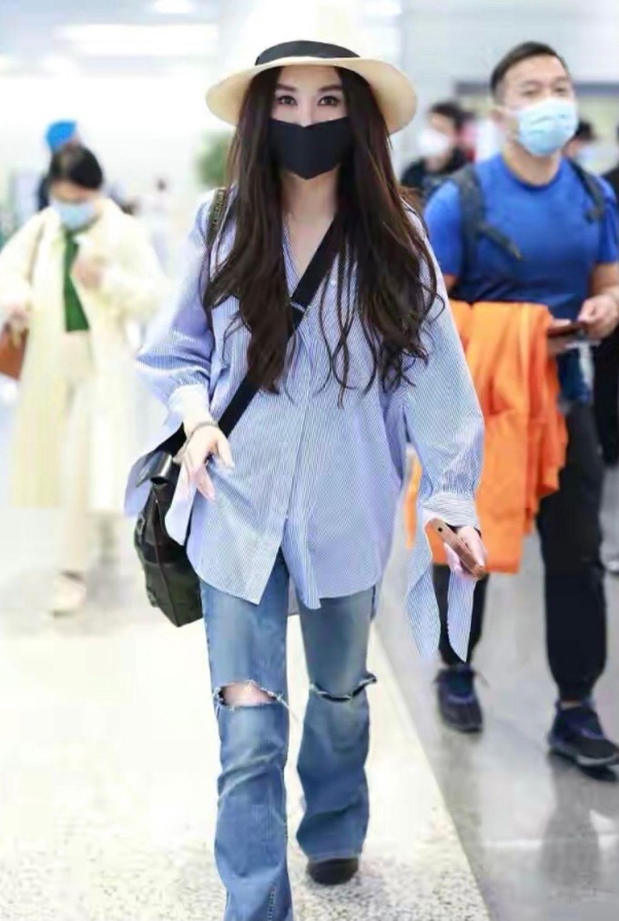 Gu mặc trẻ như gái 20 của Ôn Bích Hà 12 Gu mặc trẻ như gái 20 của Ôn Bích Hà - 11