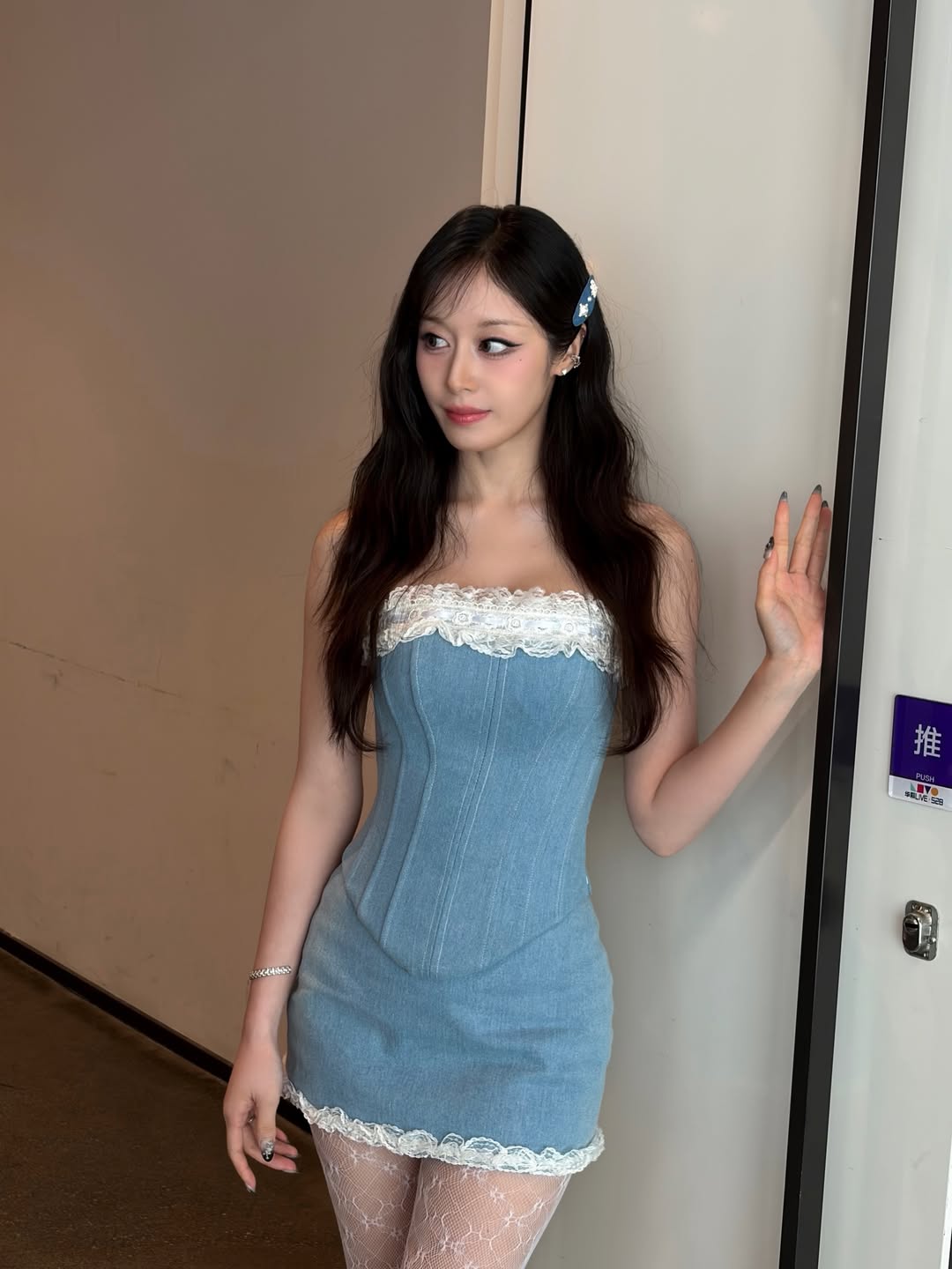 1776039357 505 Chong cau thu cua my nhan showbiz lo anh ngoai