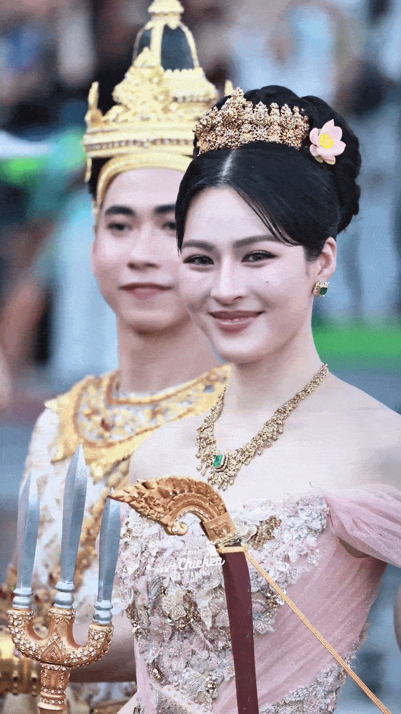 1776041343 622 Xinh dep nhu xe truyen tranh buoc ra soi gia