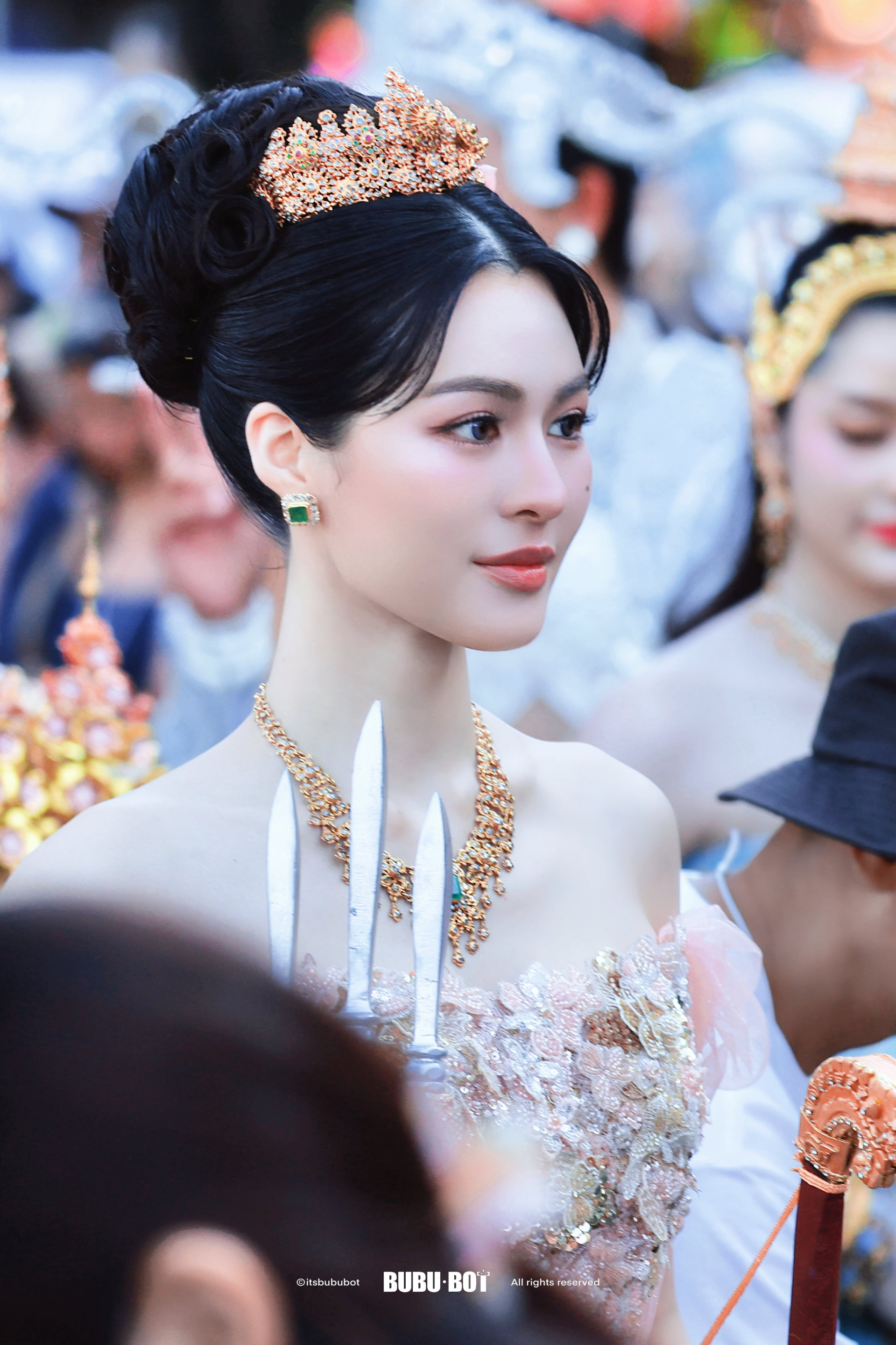 1776041345 669 Xinh dep nhu xe truyen tranh buoc ra soi gia