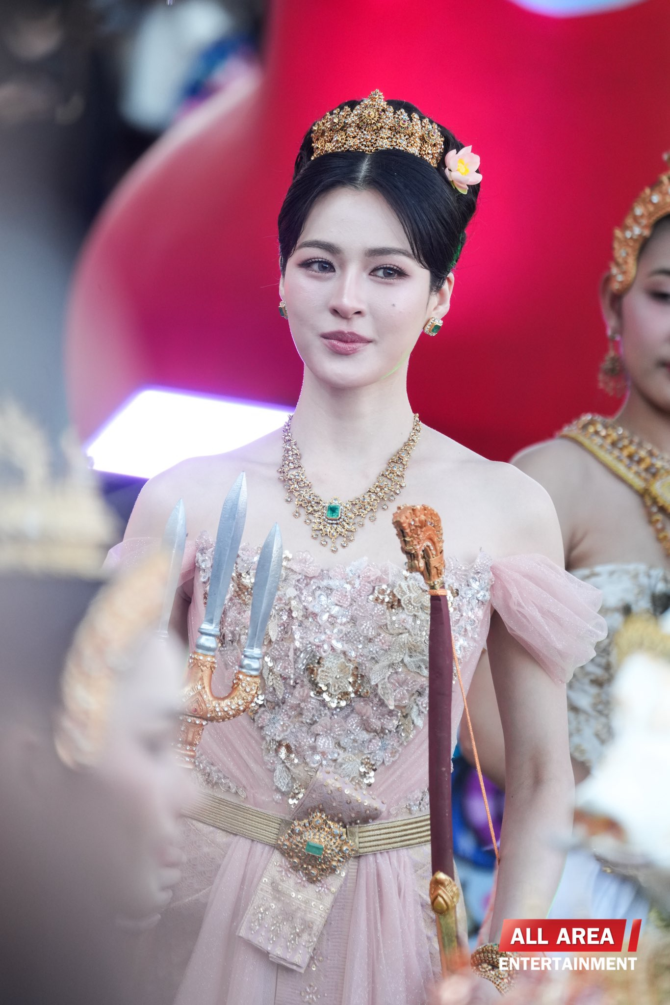 1776041347 525 Xinh dep nhu xe truyen tranh buoc ra soi gia