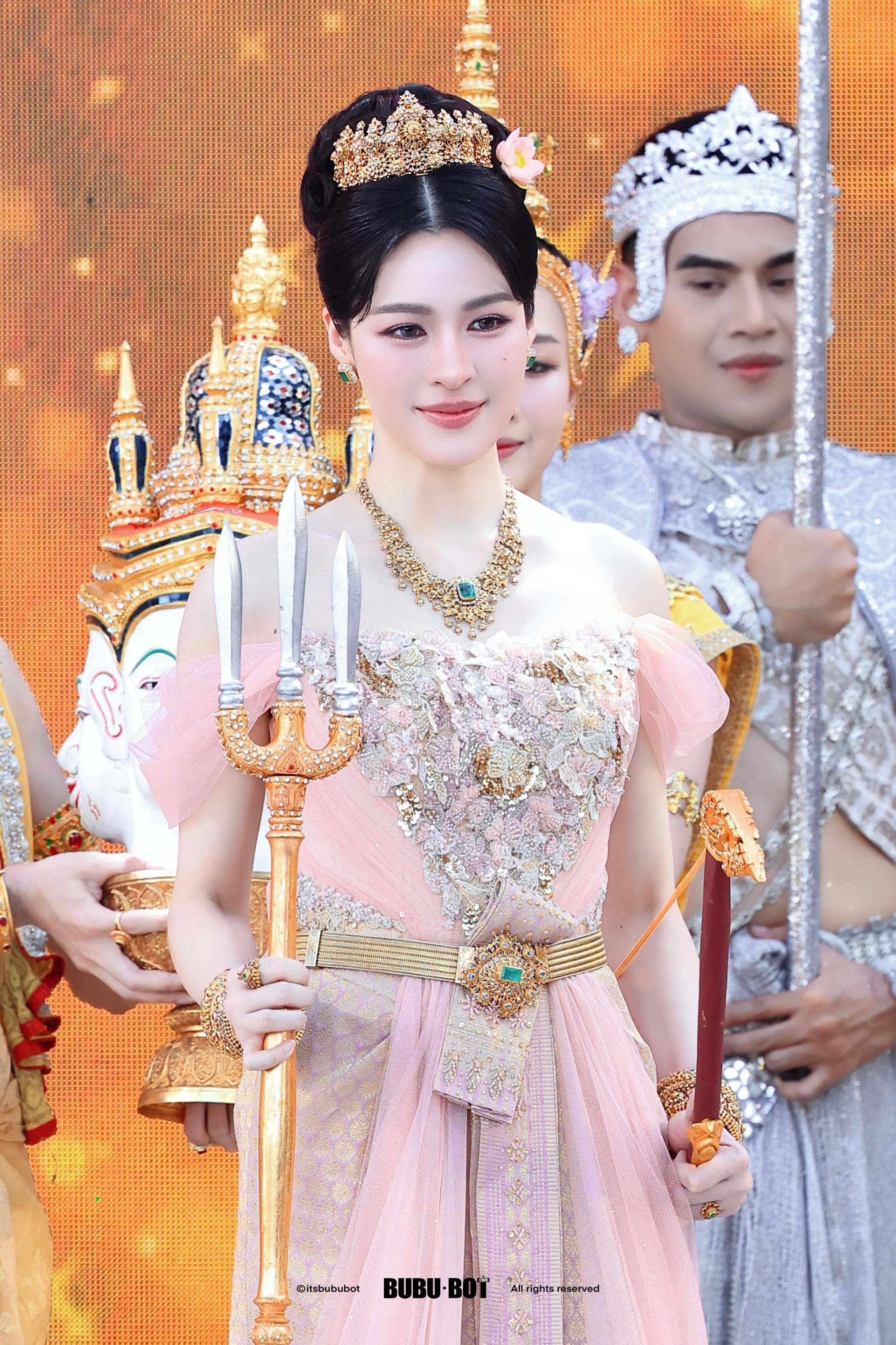 1776041349 924 Xinh dep nhu xe truyen tranh buoc ra soi gia