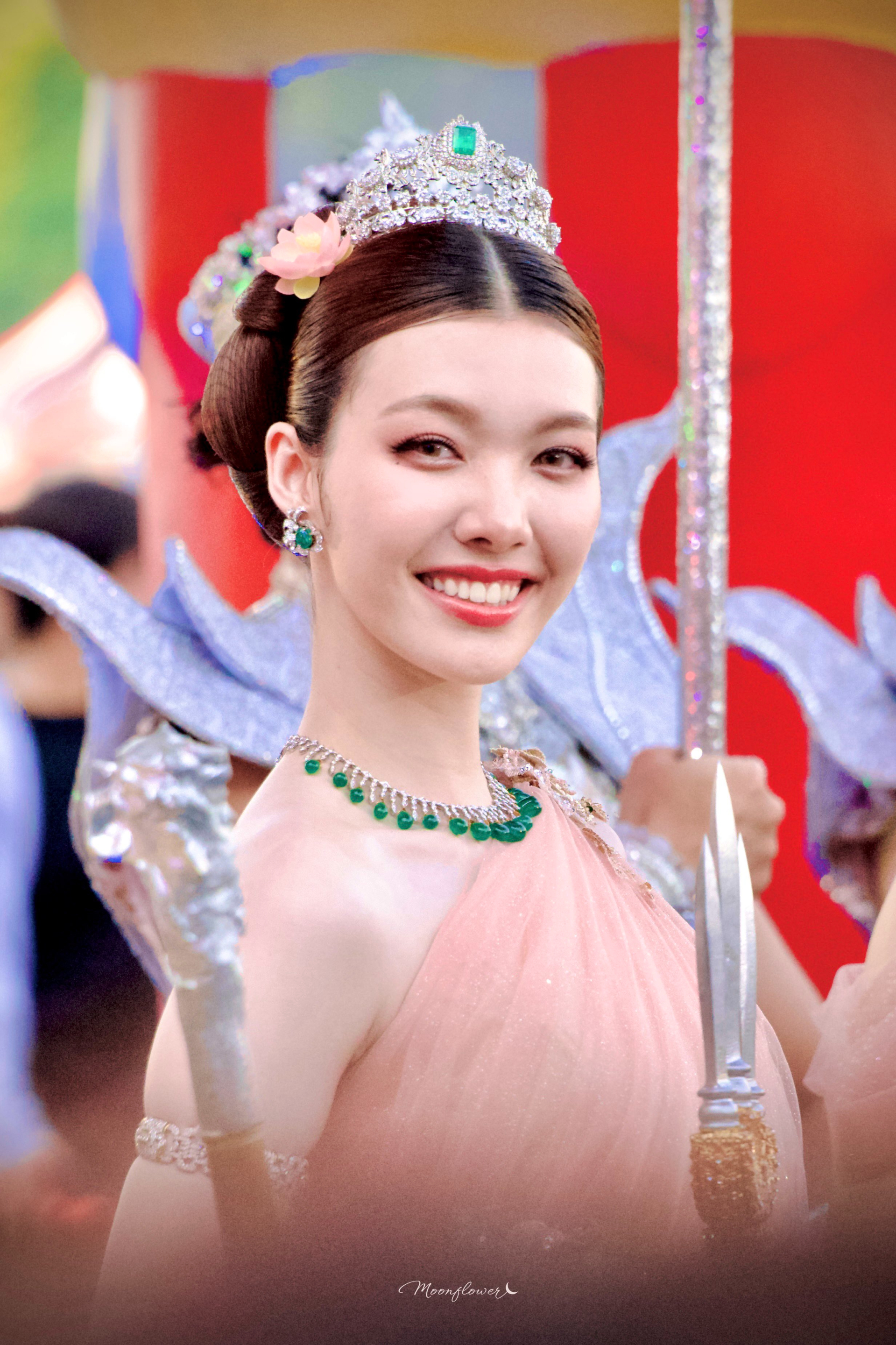 1776041351 909 Xinh dep nhu xe truyen tranh buoc ra soi gia