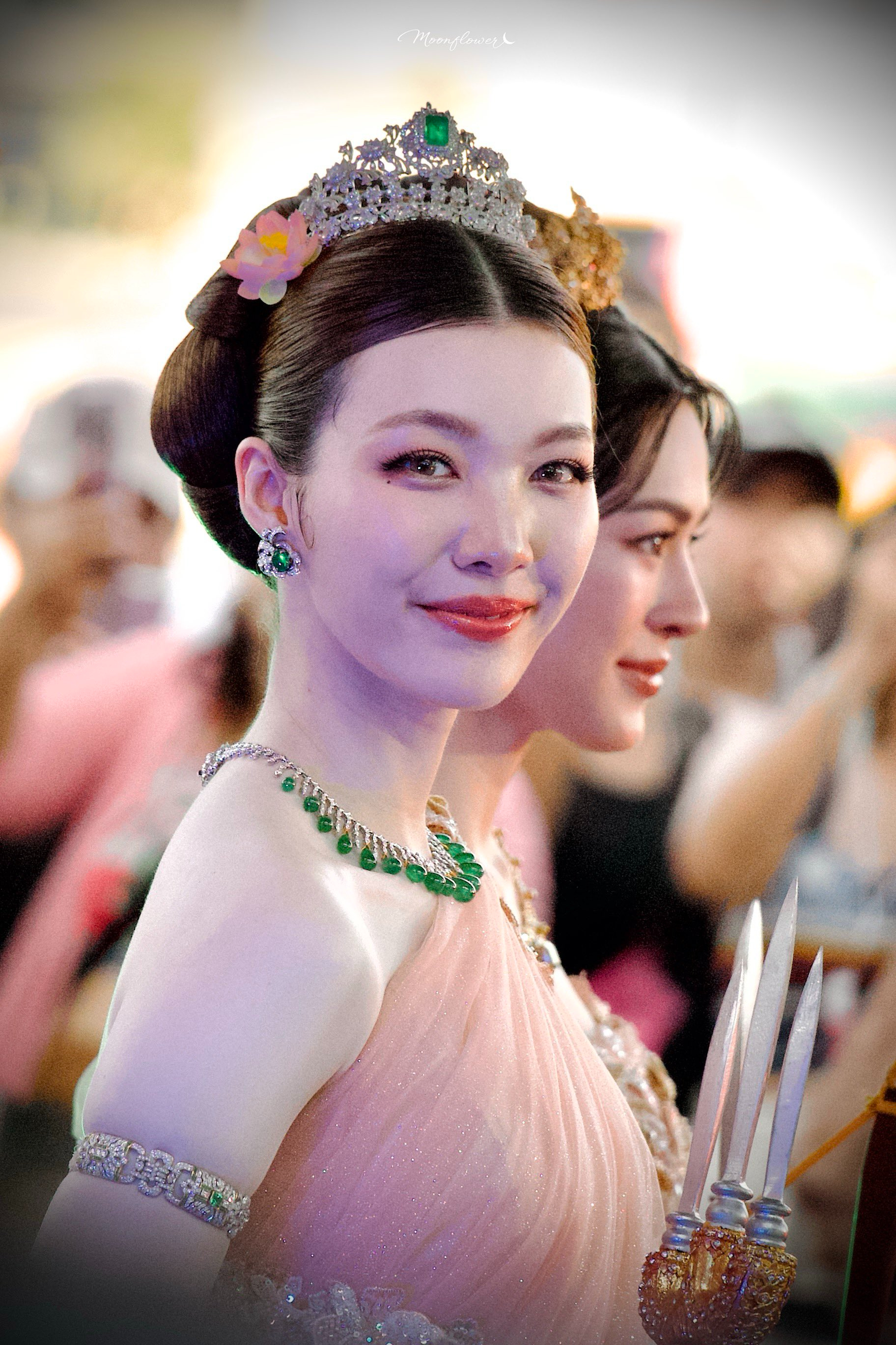 1776041354 763 Xinh dep nhu xe truyen tranh buoc ra soi gia