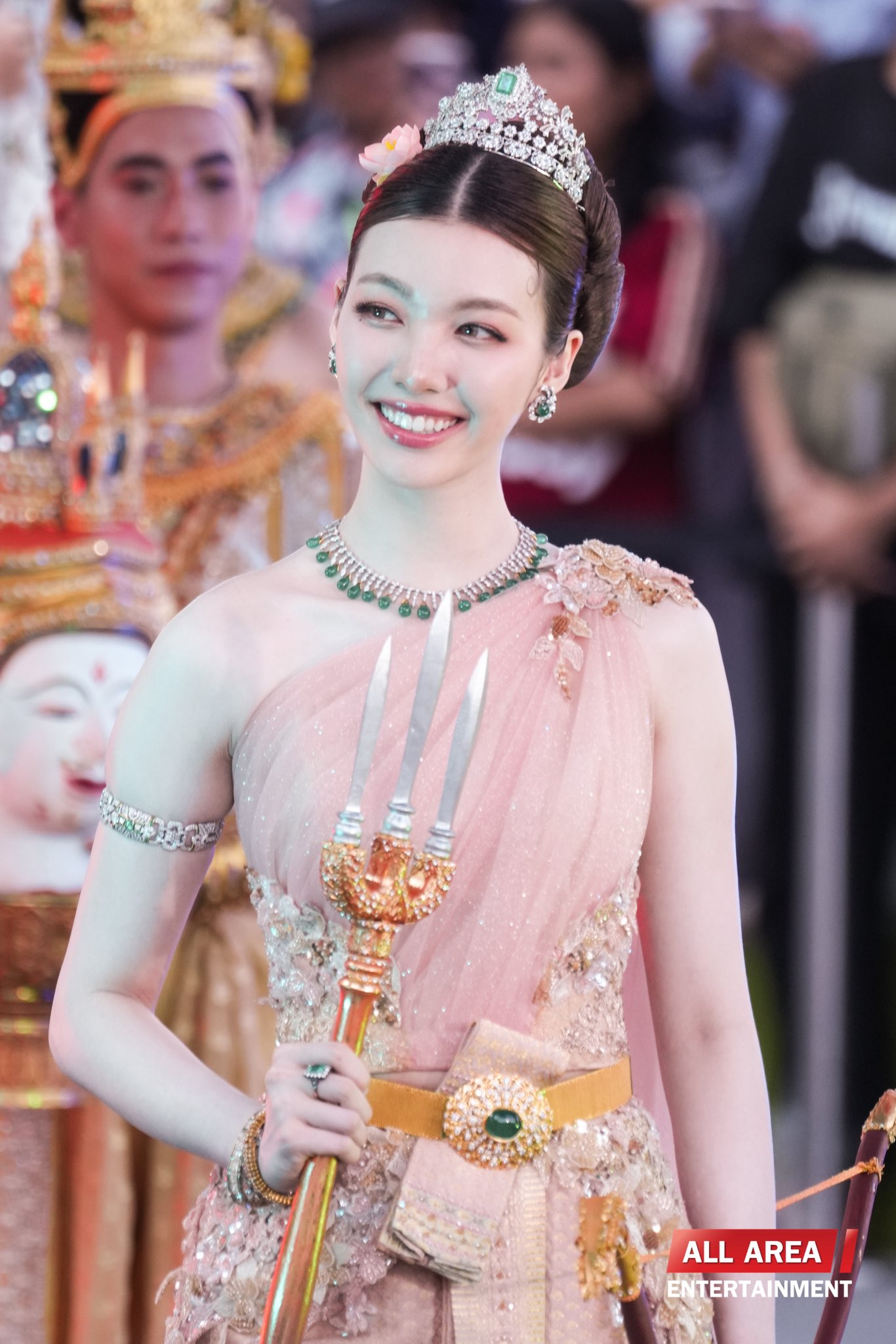 1776041356 897 Xinh dep nhu xe truyen tranh buoc ra soi gia