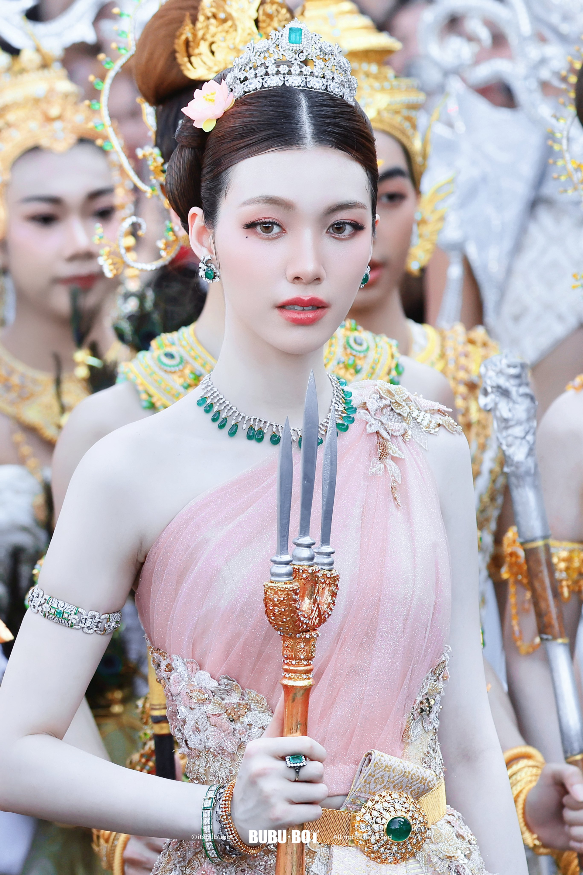 1776041358 454 Xinh dep nhu xe truyen tranh buoc ra soi gia