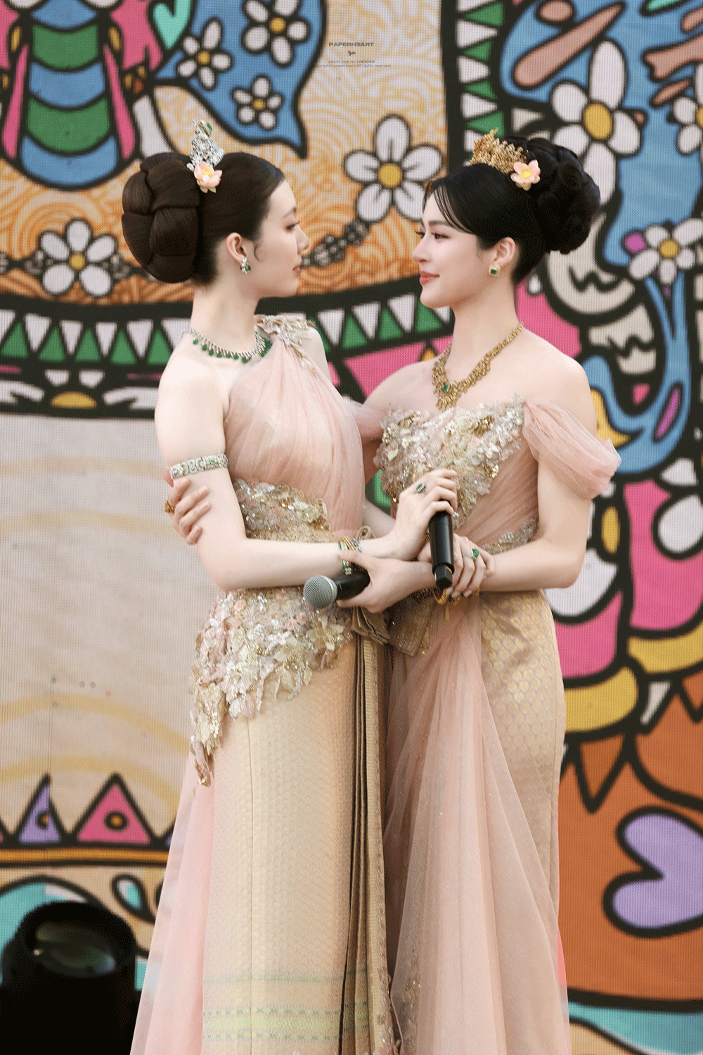 1776041360 803 Xinh dep nhu xe truyen tranh buoc ra soi gia