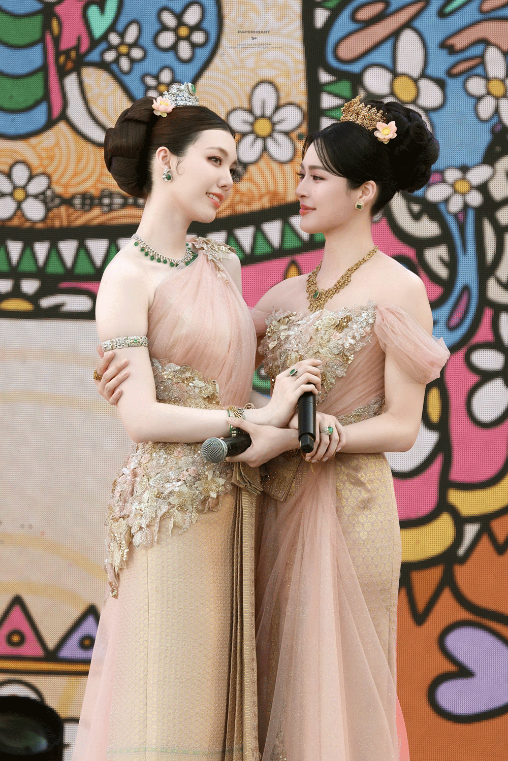 1776041362 353 Xinh dep nhu xe truyen tranh buoc ra soi gia