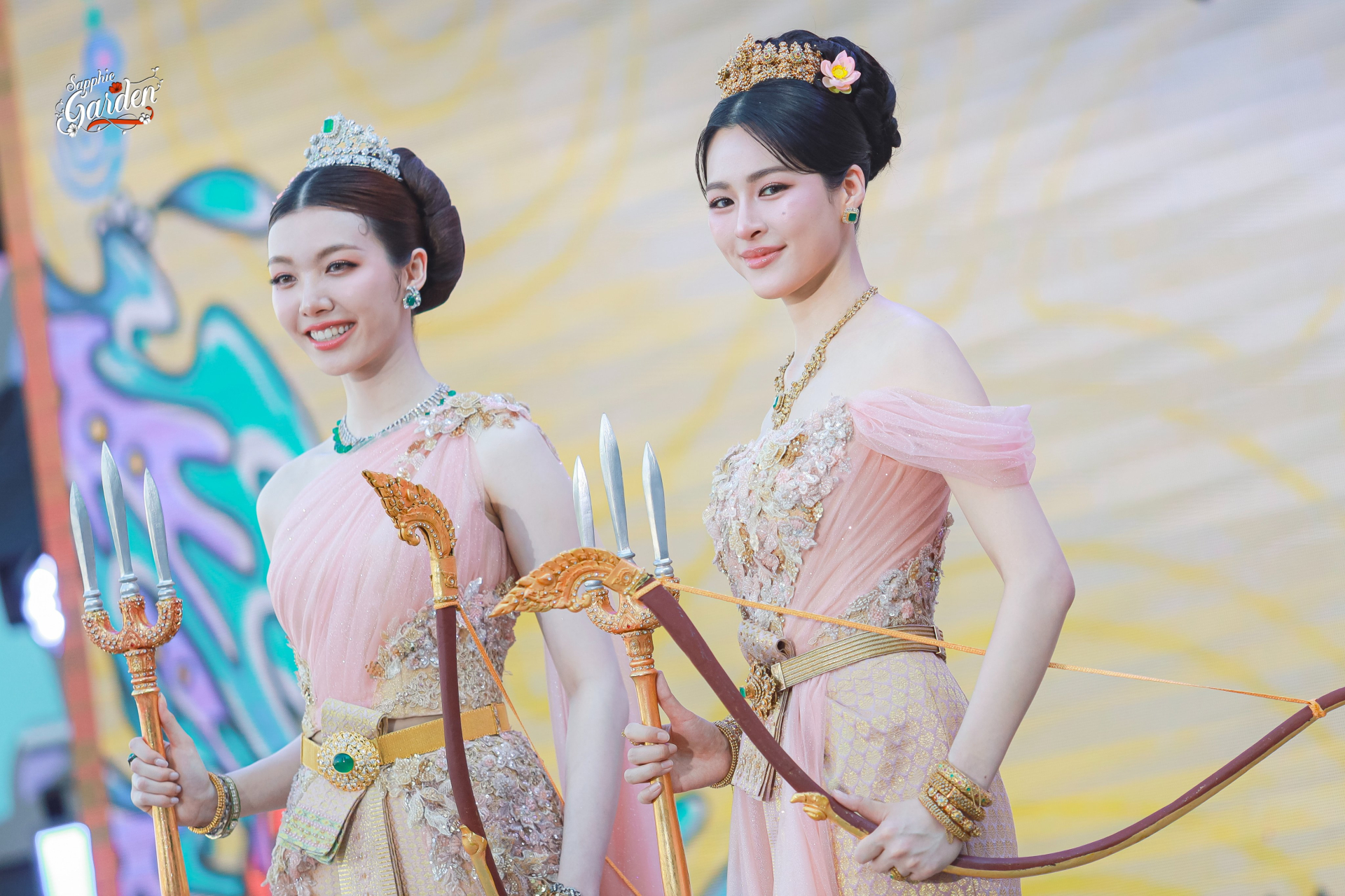 1776041366 193 Xinh dep nhu xe truyen tranh buoc ra soi gia