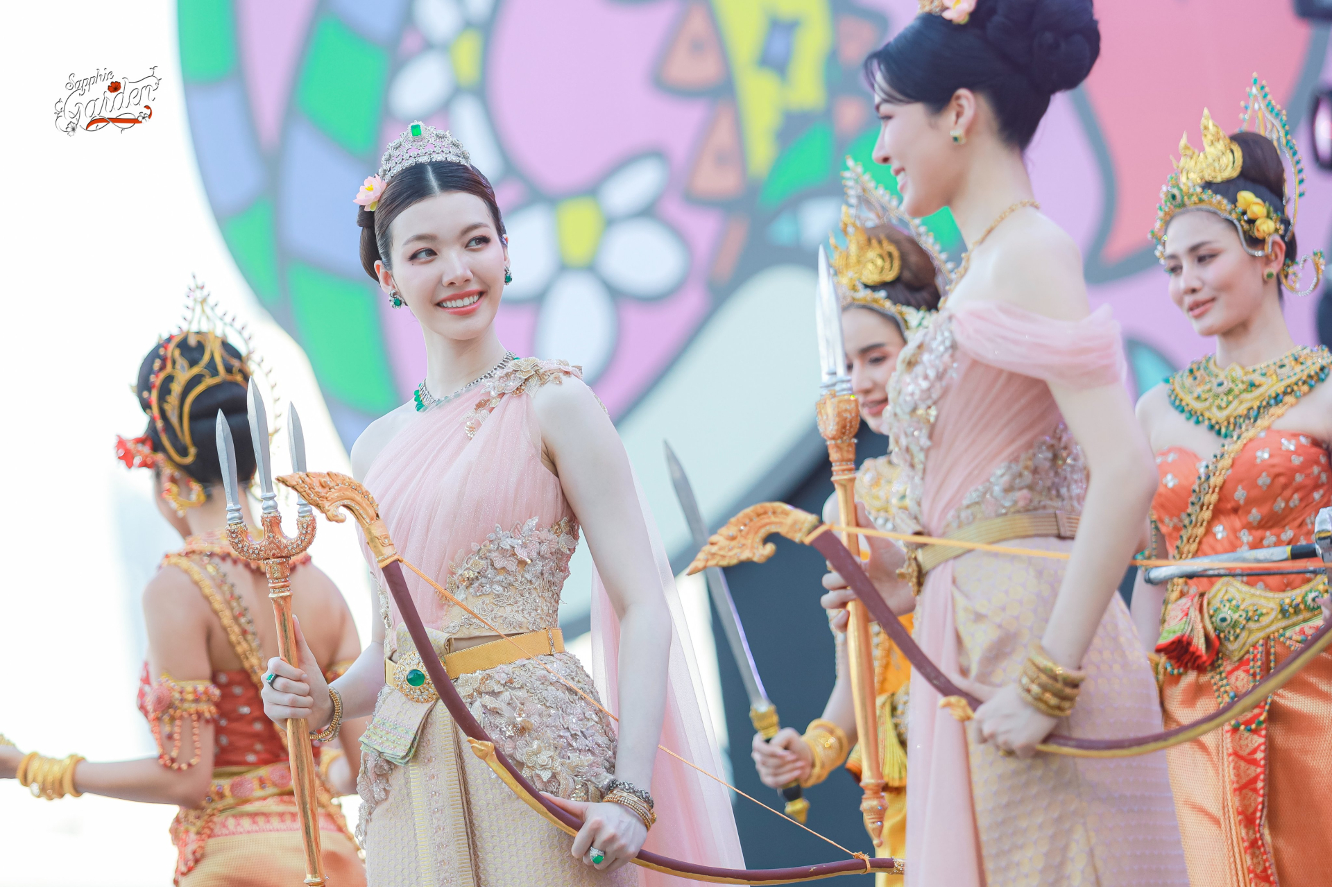 1776041368 281 Xinh dep nhu xe truyen tranh buoc ra soi gia