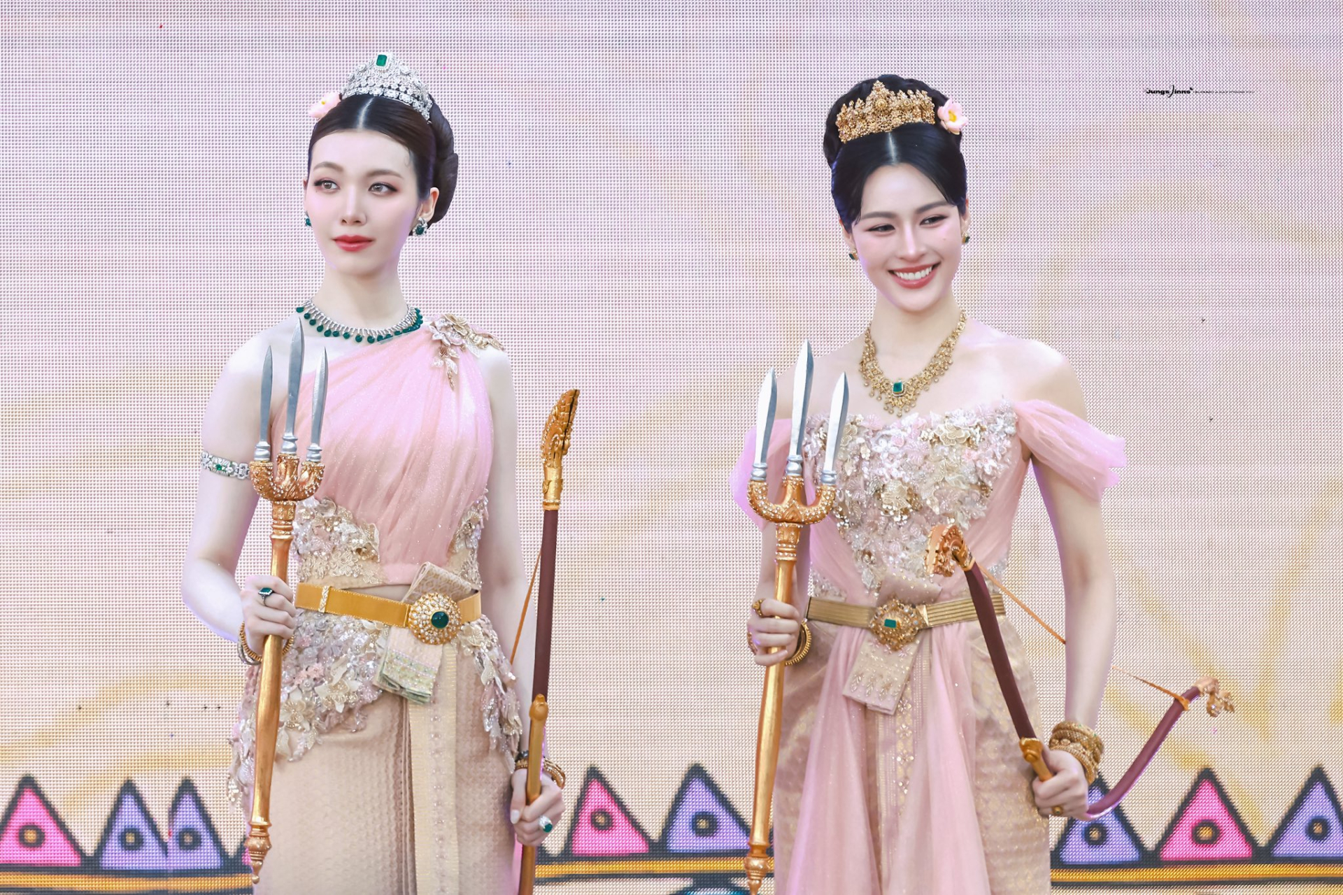 1776041374 7 Xinh dep nhu xe truyen tranh buoc ra soi gia