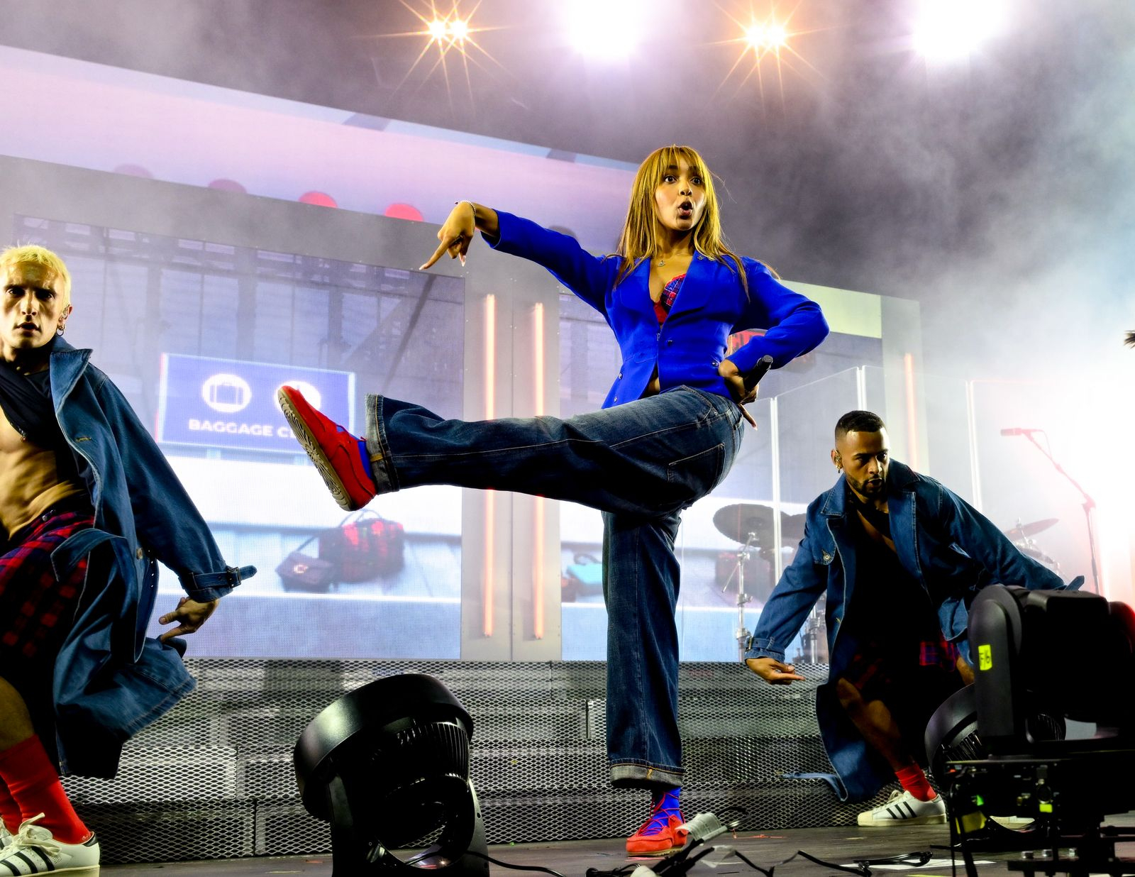 Coachella 2026: Bộ 3 BLACKPINK “ngoan xinh… nhạt”, không ai nổi hơn Kylie Jenner vì chiếc áo in mặt một người- Ảnh 6.