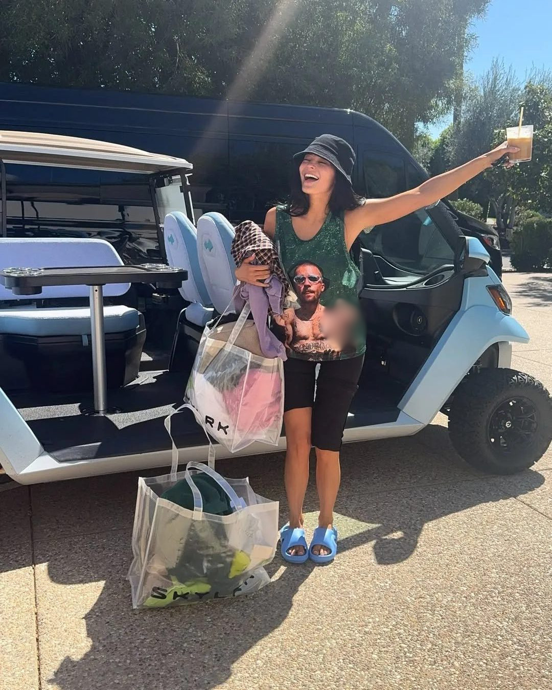 Coachella 2026: Bộ 3 BLACKPINK “ngoan xinh… nhạt”, không ai nổi hơn Kylie Jenner vì chiếc áo in mặt một người- Ảnh 11.