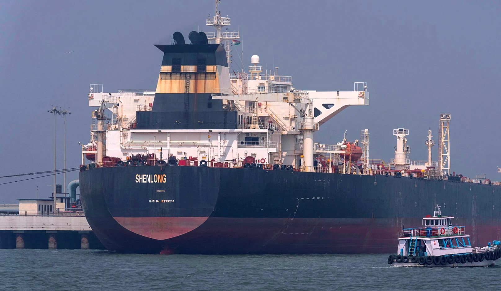 2 tau cho hon 100000 tan hang dau tien duoc