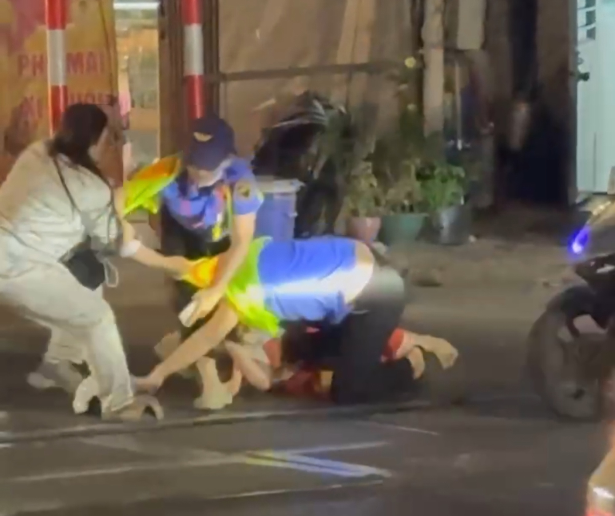 Ngăn người khác vượt rào chắn đường sắt, bị đánh: 'Làm nghề 20 năm chưa từng thấy'- Ảnh 1.