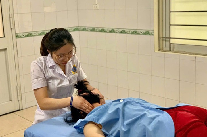 Ngày càng nhiều người trẻ bị đau cổ vai gáy. (Ảnh: SYT Hà Nội)