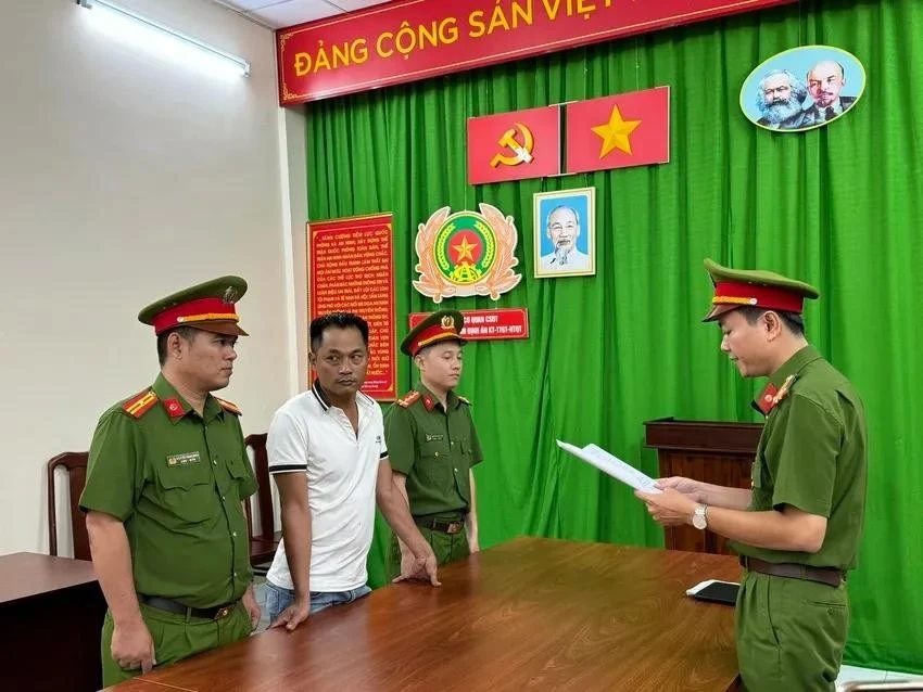 Bị can Bùi Văn Tân thời điểm bị bắt. Ảnh: CA :394-bi-hai-bi-lua-mua-xe-gian-tai-he-thong-cua-hang-xe-may-tan-tien-can-luu-y-gi-.jpeg