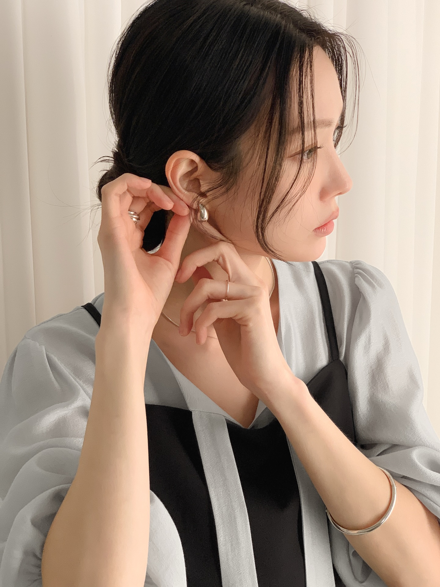 4 cách buộc tóc thu gọn gương mặt, nhẹ mát cho mùa hè- Ảnh 1.