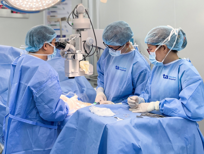 Bác sĩ Huy (ngoài cùng bên trái) vi phẫu Micro-TESE tìm tinh trùng cho anh Hưng. Ảnh: Bệnh viện Đa khoa Tâm Anh Quận 8