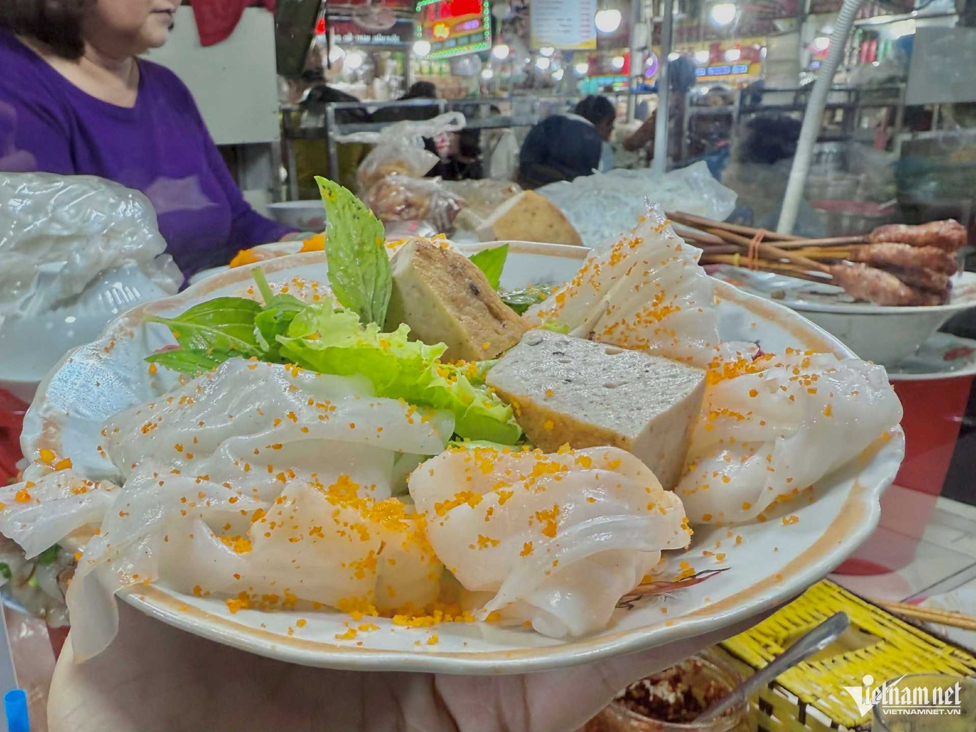 4 Món bánh đặc sản Huế giá rẻ , khách ăn chục chiếc chưa chán - Ảnh 2.