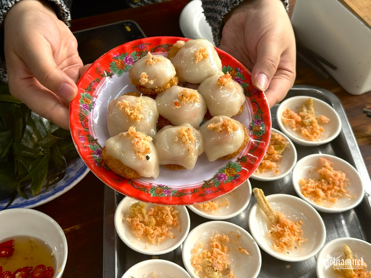 4 Món bánh đặc sản Huế giá rẻ , khách ăn chục chiếc chưa chán - Ảnh 1.