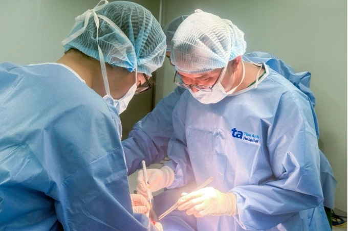 Bác sĩ Tâm (phải) thực hiện ca phẫu thuật cắt lách cho ông Lương. Ảnh: Bệnh viện Đa khoa Tâm Anh