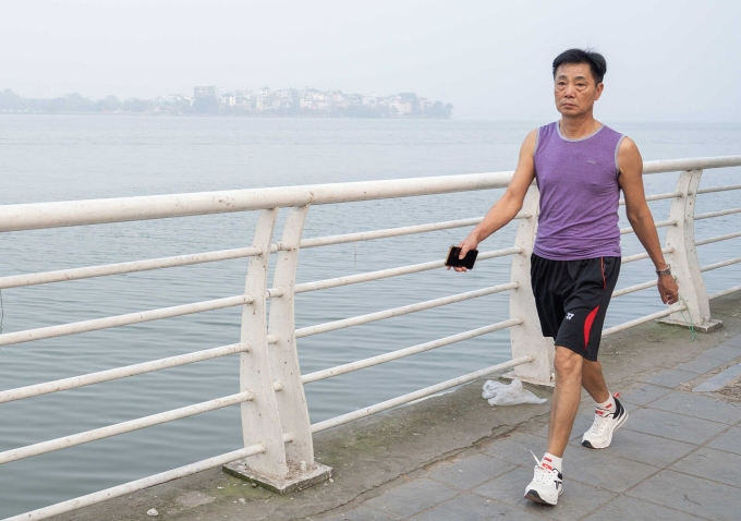 Vận động nhẹ như đi bộ phù hợp với mùa hè. Ảnh: Hoàng Giang