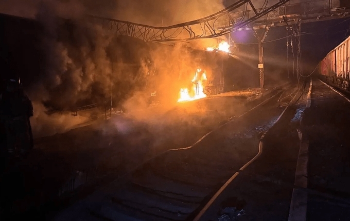 Đám cháy do vụ tấn công bằng máy bay không người lái vào khu vực do Nga kiểm soát ở Lugansk ngày 3/4. Ảnh: Luganmedia