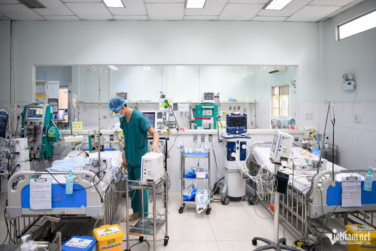 48 giờ mắc tay chân miệng, trẻ ngưng thở, lọc máu khẩn ở bệnh viện tuyến cuối - 1