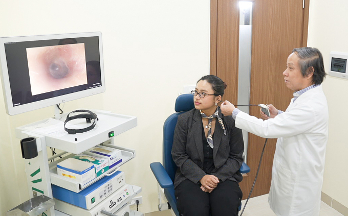 Người bệnh được bác sĩ nội soi tai kiểm tra. Ảnh minh họa: Bệnh viện Đa khoa Tâm Anh