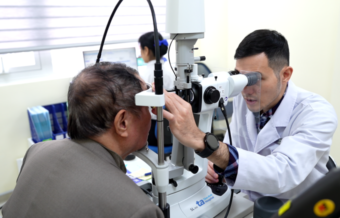 Bác sĩ kiểm tra cho bệnh nhân chấn thương mắt. Ảnh minh họa: Bệnh viện Đa khoa Tâm Anh