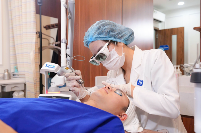 Bác sĩ khoa Thẩm mỹ đang thực hiện triệt râu cho nam giới bằng laser. Ảnh minh họa: BVĐK Tâm Anh