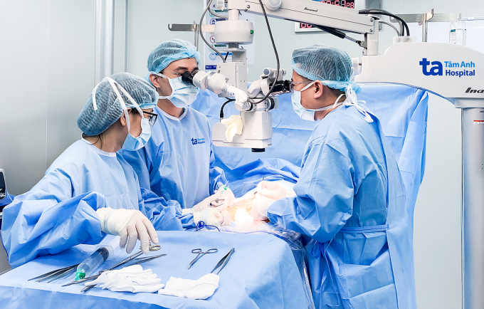 Bác sĩ Minh (giữa) phẫu thuật thắt ống dẫn tinh cho một người bệnh. Ảnh minh họa: Bệnh viện Đa khoa Tâm Anh