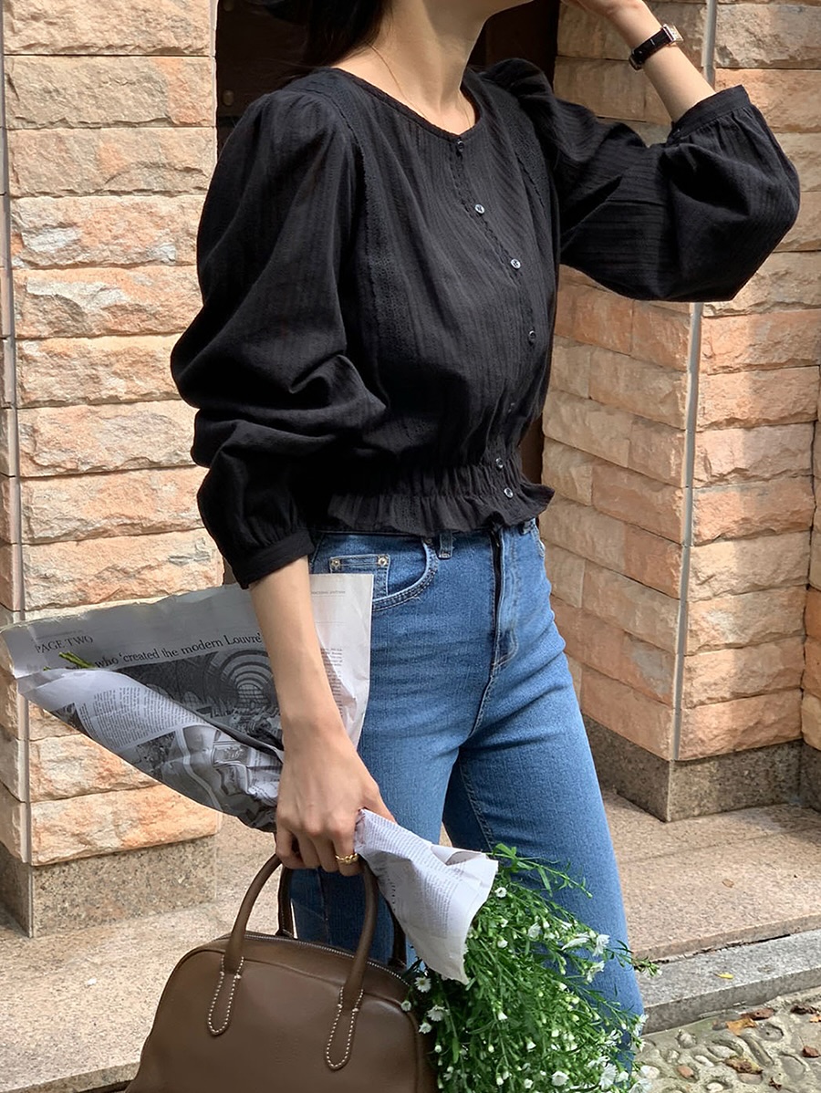 5 mẫu áo blouse tôn dáng tốt nhất, cứ mặc lên là auto cao ráo và thon thả- Ảnh 8. 5 mẫu áo blouse tôn dáng tốt nhất, cứ mặc lên là auto cao ráo và thon thả- Ảnh 8.