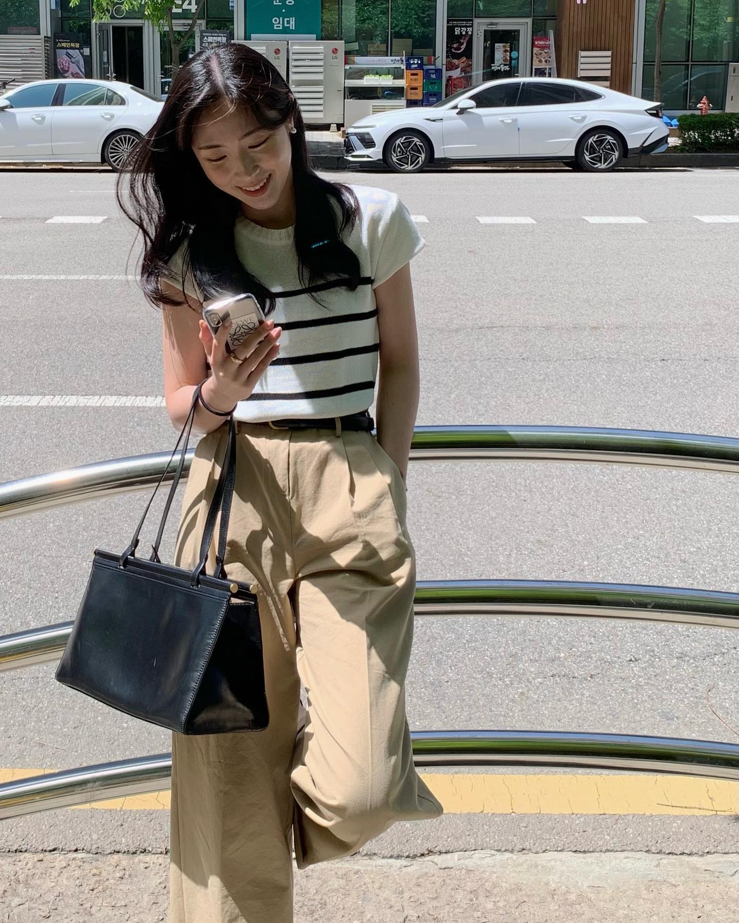 5 mẫu quần dài siêu hợp với áo trắng, cứ mặc cả combo là đẹp- Ảnh 8. 5 mẫu quần dài siêu hợp với áo trắng, cứ mặc cả combo là đẹp- Ảnh 8.